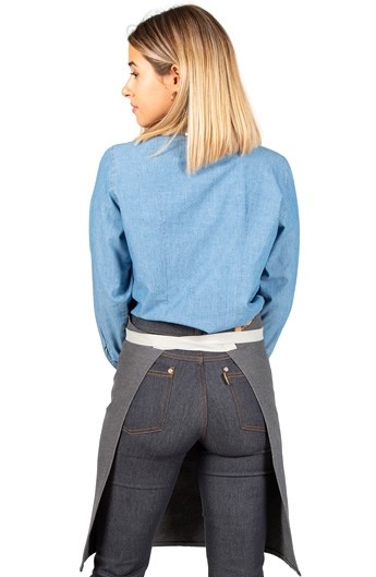 DELANTAL CON PETO HEBILLA ENLAZADA 