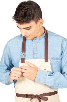 DELANTAL CON PETO BEIGE HEBILLA ENLAZADA 2